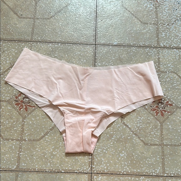 Seamless Nude cheeky  Panties by Victoria’s Secret Pink! Size med brand new - Picture 1 of 3